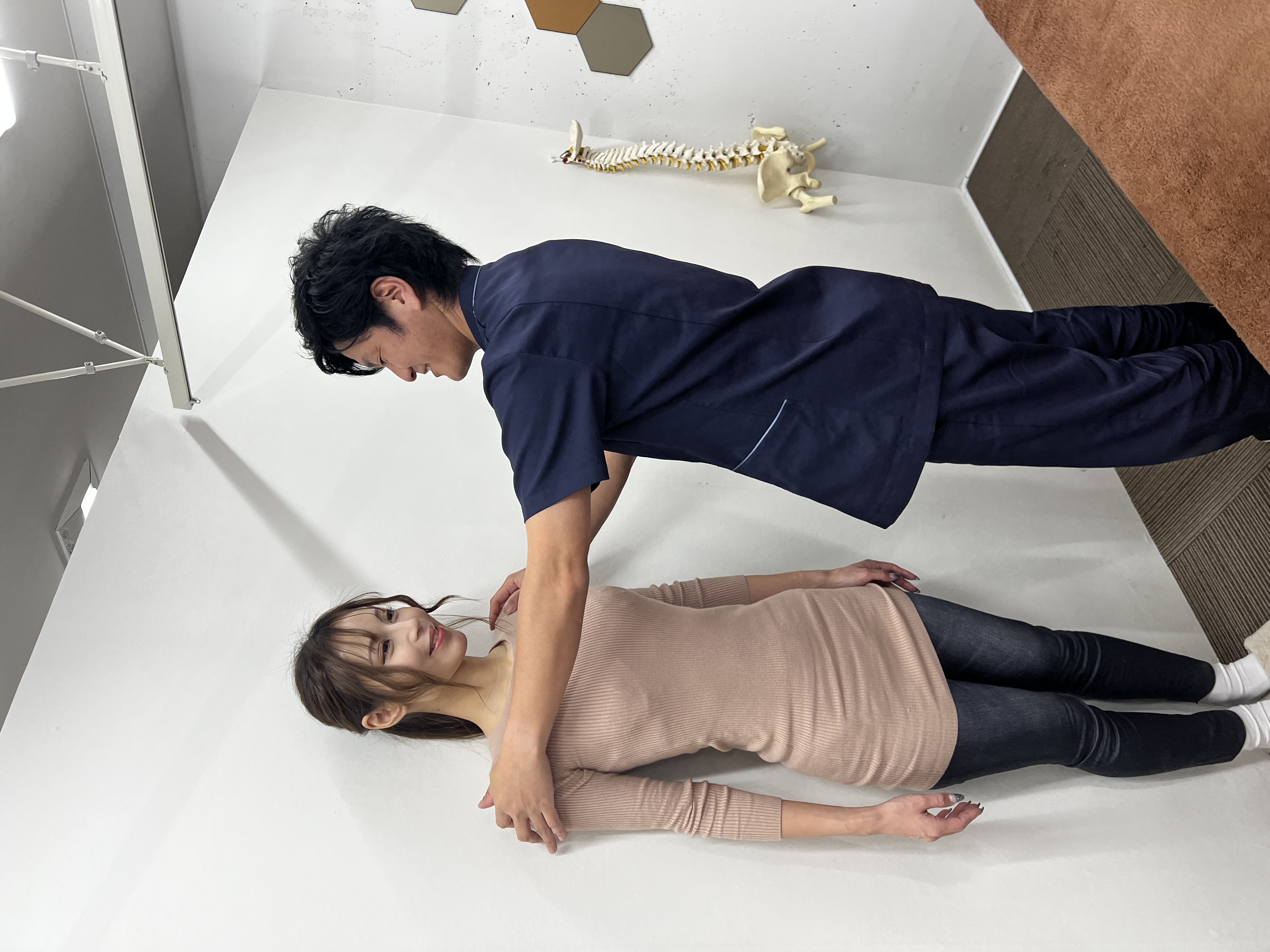 院長が施術をしながら体の状態を確認している様子