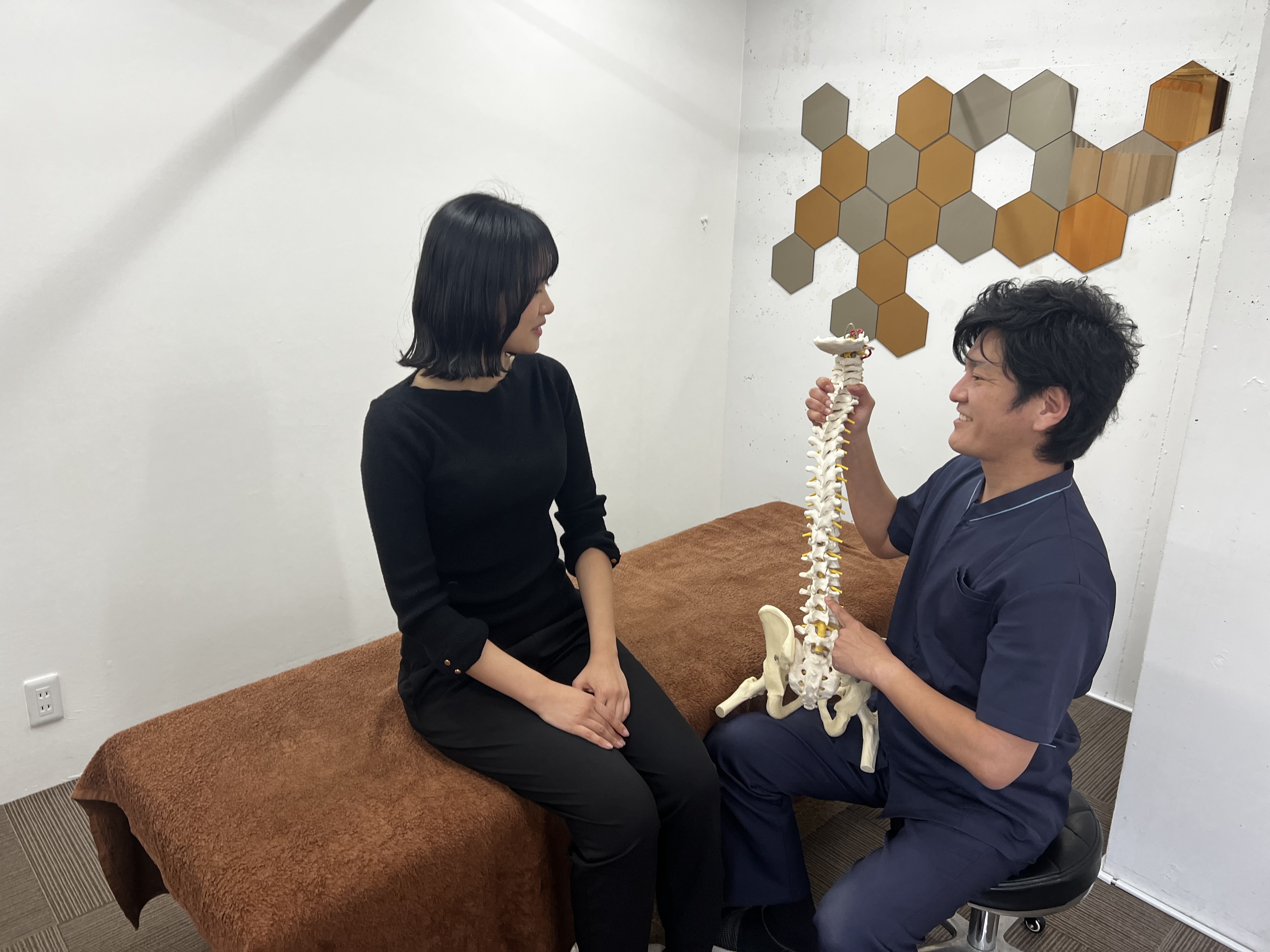 骨格模型を使って歪みを説明している様子